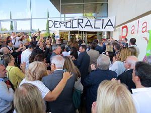 Arribada i sortida de l'alcaldessa Marta Madrenas del Palau de Just&iacute;cia