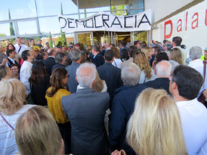 Arribada i sortida de l'alcaldessa Marta Madrenas del Palau de Just&iacute;cia