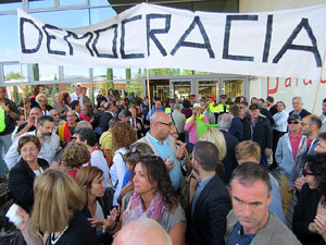 Arribada i sortida de l'alcaldessa Marta Madrenas del Palau de Just&iacute;cia