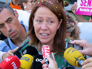 Arribada i sortida de l'alcaldessa Marta Madrenas del Palau de Just&iacute;cia