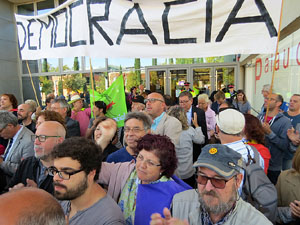 Arribada i sortida de l'alcaldessa Marta Madrenas del Palau de Just&iacute;cia