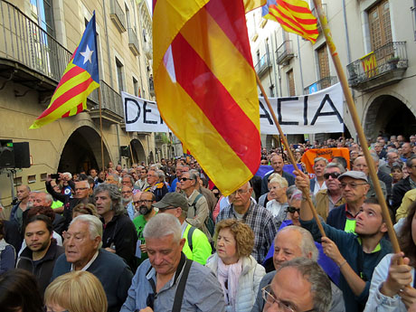 Concentraci&oacute; a la pla&ccedil;a del Vi de recolzament a l'alcaldessa Marta Madrenas, cridada a declarar per haver signat un decret a favor del refer&egrave;ndum
