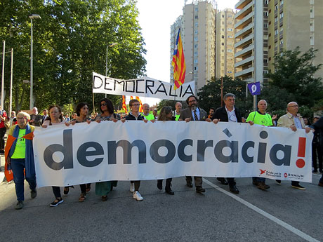 Marxa d'acompanyament a l'alcaldessa Marta Madrenas, cridada a declarar per haver signat un decret a favor del refer&egrave;ndum