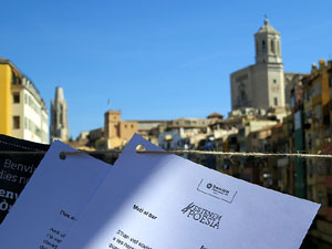 Sant Jordi 2017 a Girona. Activitat Estenem poesia, d'&Ograve;mnium Cultural del Giron&egrave;s