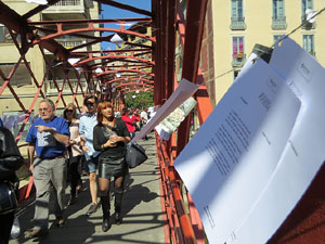 Sant Jordi 2017 a Girona. Activitat Estenem poesia, d'&Ograve;mnium Cultural del Giron&egrave;s