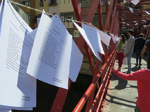 Sant Jordi 2017 a Girona. Activitat Estenem poesia, d'&Ograve;mnium Cultural del Giron&egrave;s