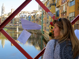 Sant Jordi 2017 a Girona. Activitat Estenem poesia, d'&Ograve;mnium Cultural del Giron&egrave;s