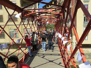 Sant Jordi 2017 a Girona. Activitat Estenem poesia, d'&Ograve;mnium Cultural del Giron&egrave;s