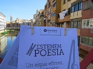 Sant Jordi 2017 a Girona. Activitat Estenem poesia, d'&Ograve;mnium Cultural del Giron&egrave;s