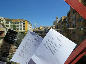 Sant Jordi 2017 a Girona. Activitat Estenem poesia, d'&Ograve;mnium Cultural del Giron&egrave;s