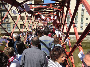 Sant Jordi 2017 a Girona. Activitat Estenem poesia, d'&Ograve;mnium Cultural del Giron&egrave;s