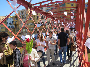 Sant Jordi 2017 a Girona. Activitat Estenem poesia, d'&Ograve;mnium Cultural del Giron&egrave;s