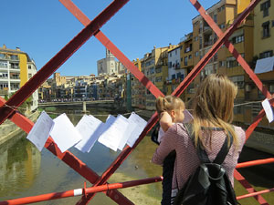 Sant Jordi 2017 a Girona. Activitat Estenem poesia, d'&Ograve;mnium Cultural del Giron&egrave;s