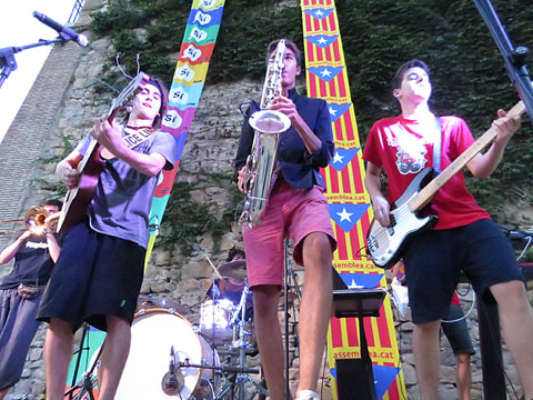 Actuaci&oacute; musical de Festucs, al final de l'acte