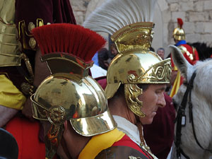 Setmana Santa 2017 a Girona. Sortida dels Manaies per lliurar el Pen&oacute;