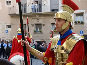 Setmana Santa 2017 a Girona. Sortida dels Manaies per lliurar el Pen&oacute;