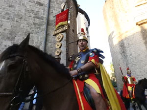 Setmana Santa 2017 a Girona. Sortida dels Manaies per lliurar el Pen&oacute;