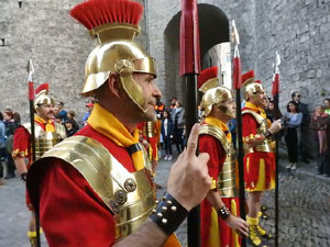 Setmana Santa 2017 a Girona. Sortida dels Manaies per lliurar el Pen&oacute;