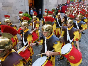 Setmana Santa 2017 a Girona. Sortida dels Manaies per lliurar el Pen&oacute;