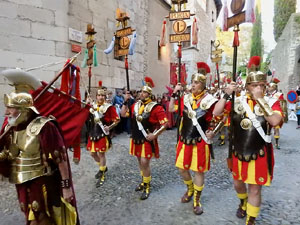 Setmana Santa 2017 a Girona. Sortida dels Manaies per lliurar el Pen&oacute;
