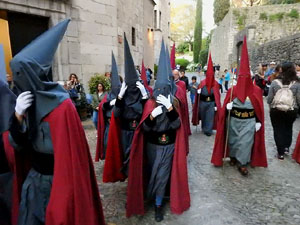 Setmana Santa 2017 a Girona. Sortida dels Manaies per lliurar el Pen&oacute;