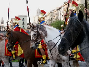 Setmana Santa 2017 a Girona. Sortida dels Manaies per lliurar el Pen&oacute;