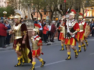 Setmana Santa 2017 a Girona. Sortida dels Manaies per lliurar el Pen&oacute;