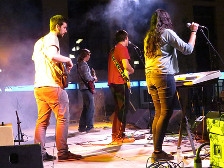 Festival Strenes 2016. Concurs INTRO. Actuaci&oacute; del grup Koalan&uacute; a la pla&ccedil;a de Santa Susanna del Mercadal