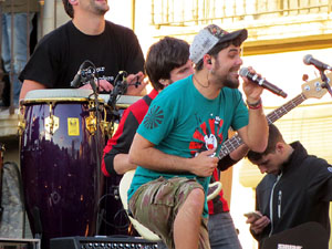 Festival Strenes 2017. Concert inaugural al terrat del punt d'Informaci&oacute; de la Rambla a c&agrave;rrec de Txarango
