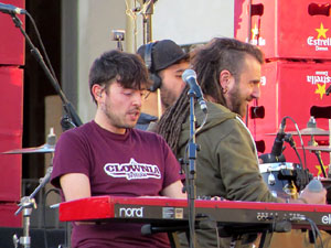 Festival Strenes 2017. Concert inaugural al terrat del punt d'Informaci&oacute; de la Rambla a c&agrave;rrec de Txarango