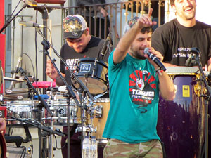Festival Strenes 2017. Concert inaugural al terrat del punt d'Informaci&oacute; de la Rambla a c&agrave;rrec de Txarango
