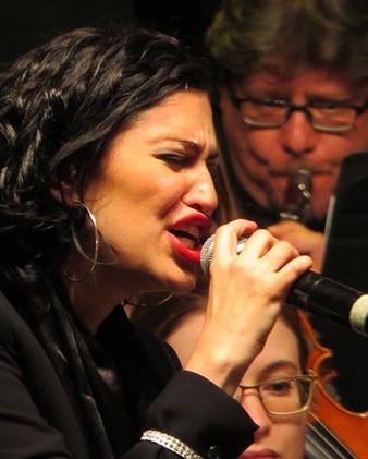 Elena Gadel en un moment de l'espectacle