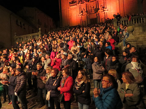 El p&uacute;blic a les escales de la Catedral