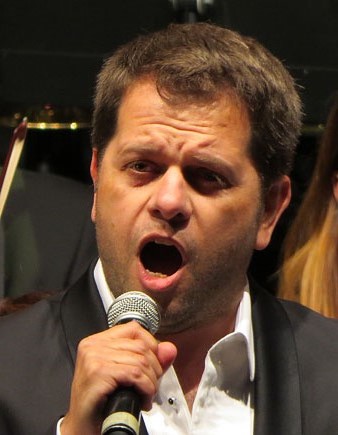 Roger Padull&eacute;s durant el concert