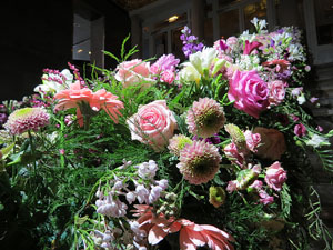 Temps de Flors 2017. Instal&middot;lacions i muntatges florals a l'Ajuntament de Girona i el Teatre Municipal