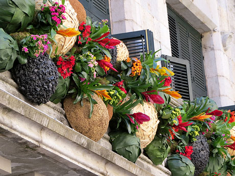 Temps de Flors 2017. Instal&middot;lacions i muntatges florals a l'Ajuntament de Girona i el Teatre Municipal