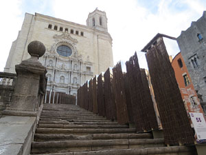 Temps de Flors 2017. Instal&middot;laci&oacute; 'Codi Petri' a les escales de la Catedral