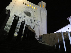 Temps de Flors 2017. Instal&middot;laci&oacute; 'Codi Petri' a les escales de la Catedral