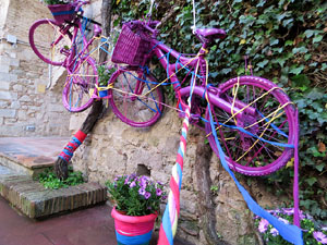 Temps de Flors 2017. Muntatge floral al Pati dels Rabins del Centre Bonastruc &ccedil;a Porta, en mem&ograve;ria de N&uacute;ria Ter&eacute;s
