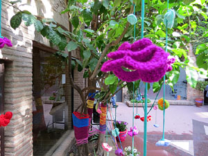 Temps de Flors 2017. Muntatge floral al Pati dels Rabins del Centre Bonastruc &ccedil;a Porta, en mem&ograve;ria de N&uacute;ria Ter&eacute;s