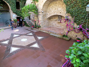 Temps de Flors 2017. Muntatge floral al Pati dels Rabins del Centre Bonastruc &ccedil;a Porta, en mem&ograve;ria de N&uacute;ria Ter&eacute;s