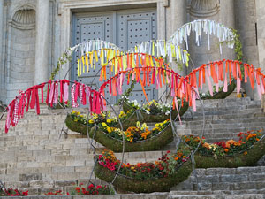 Temps de Flors 2017. Escalinates nord i principal de la bas&iacute;lica de Sant Feliu