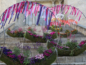 Temps de Flors 2017. Escalinates nord i principal de la bas&iacute;lica de Sant Feliu