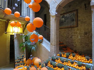 Temps de Flors 2017. Instal&middot;laci&oacute; Tarongina al pati de l'edifici de les Germanes Maria Gay