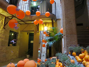 Temps de Flors 2017. Instal&middot;laci&oacute; Tarongina al pati de l'edifici de les Germanes Maria Gay