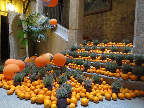 Temps de Flors 2017. Instal&middot;laci&oacute; Tarongina al pati de l'edifici de les Germanes Maria Gay