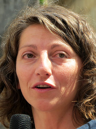 La pregonera de l'esdeveniment, l'exjugadora de b&agrave;squet a l'UNI Girona Noem&iacute; Jordana, durant la inauguraci&oacute;
