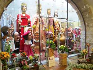 Temps de Flors 2017. Instal&middot;laci&oacute; 'Vint anys de festa, vint anys de rams' a l'entrada del Museu d'Hist&ograve;ria