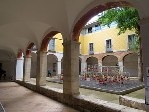 Temps de Flors 2017. Instal&middot;lacions i muntatges florals al claustre del Centre Cultural La Merc&egrave;