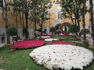 Temps de Flors 2017. Decoraci&oacute; floral del Pati de les Magn&ograve;lies, a la Seu del Govern de la Generalitat de Catalunya a Girona, amb azalees de Gant, B&egrave;lgica